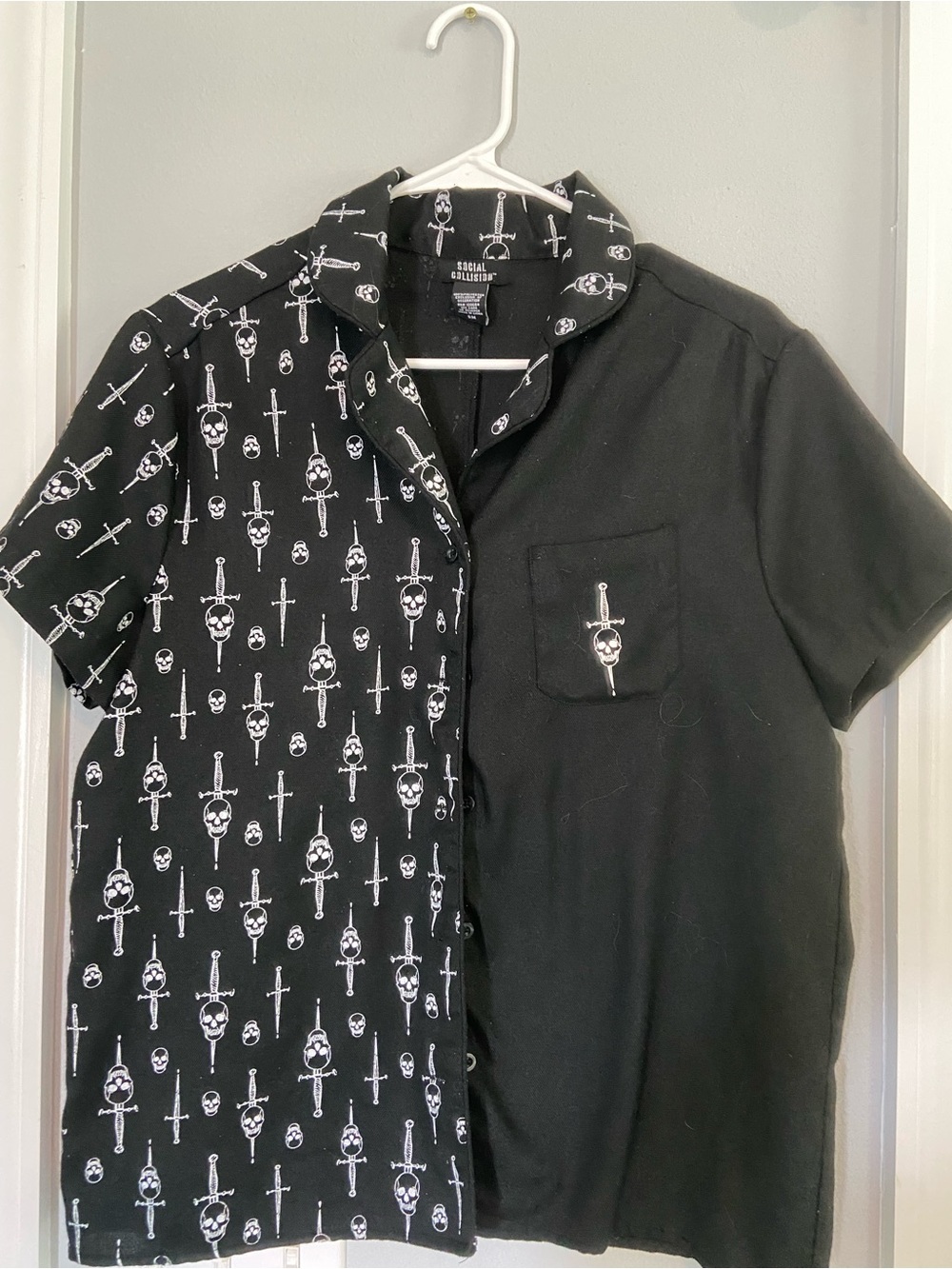 Casual Black Short-Sleeve Button Shirt with Skull & Sword Print